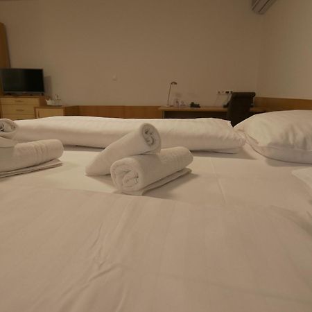 Hotel Novy Kastiel - Self Check-In Topoľčany 외부 사진