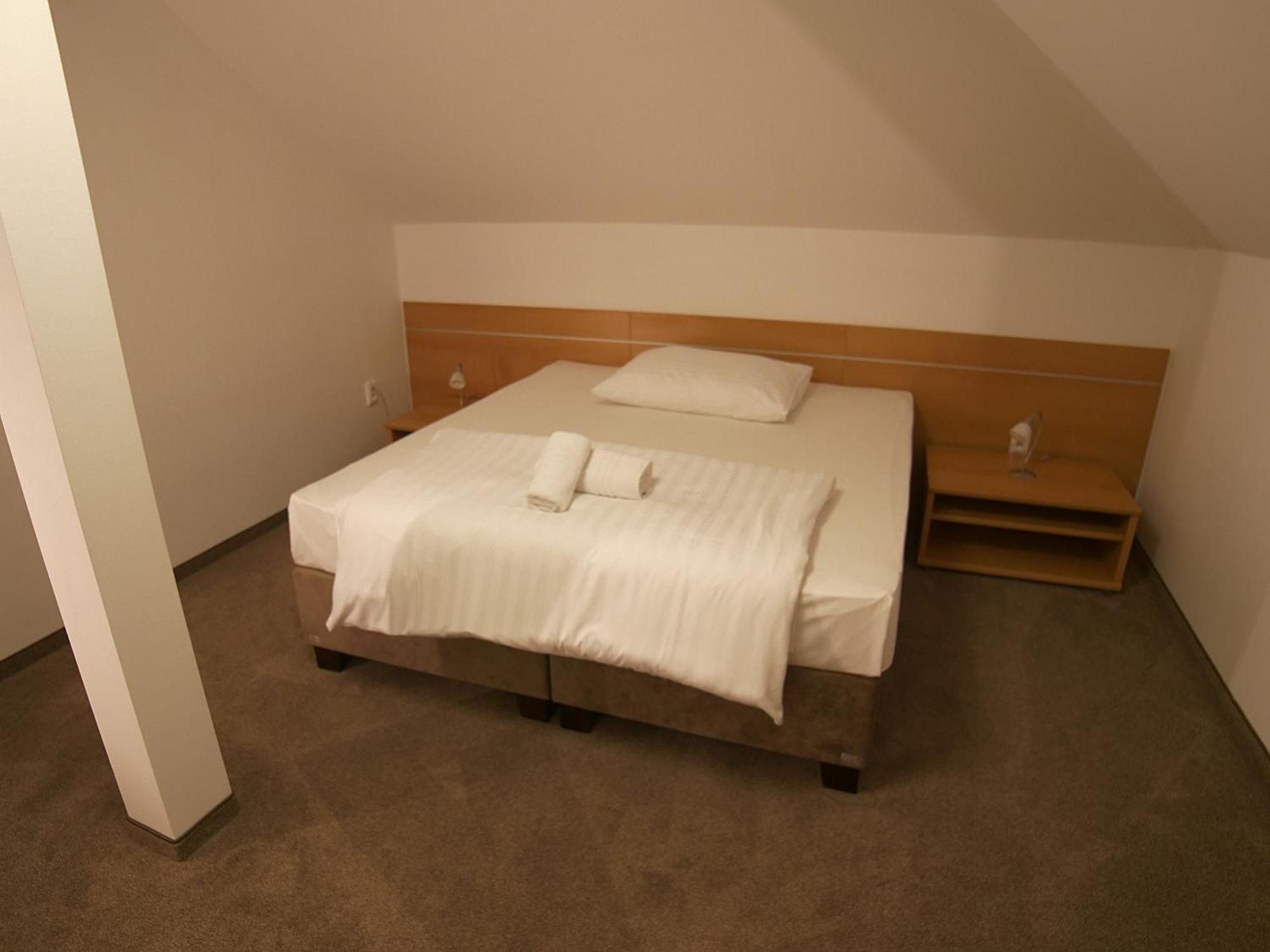 Hotel Novy Kastiel - Self Check-In Topoľčany 외부 사진